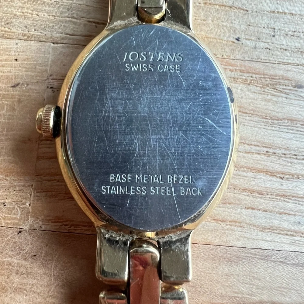 Montreux ladies oval gold tone dress Watch NEW BATTERY